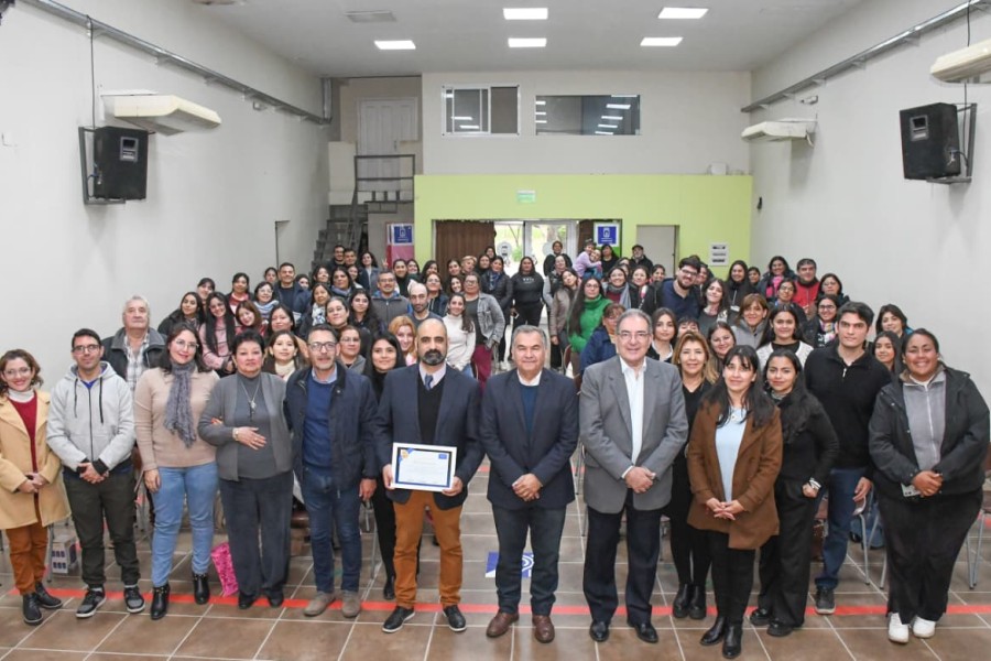 Políticas de inclusión: culminó el Curso Básico de Lengua de Señas Argentinas en la capital santiagueña con la entrega de certificados a más de un centenar de asistentes Políticas de inclusión: culminó el Curso Básico de Lengua de Señas Argentinas en la capital santiagueña con la entrega de certificados a más de un centenar de asistentes