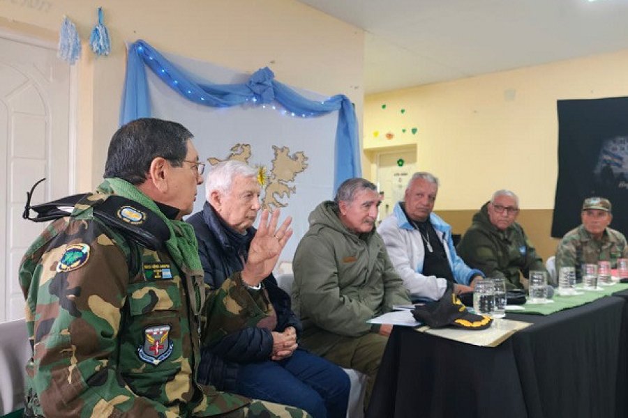 Estudiantes de La Represa compartieron un encuentro literario con veteranos de la Guerra de Malvinas Estudiantes de La Represa compartieron un encuentro literario con veteranos de la Guerra de Malvinas