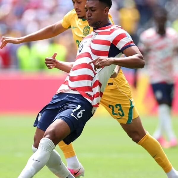 El seleccionado de Estados Unidos derrotó dos a cero a Australia y garantizó su clasificación a los dieciseisavos de final del Mundial 2026