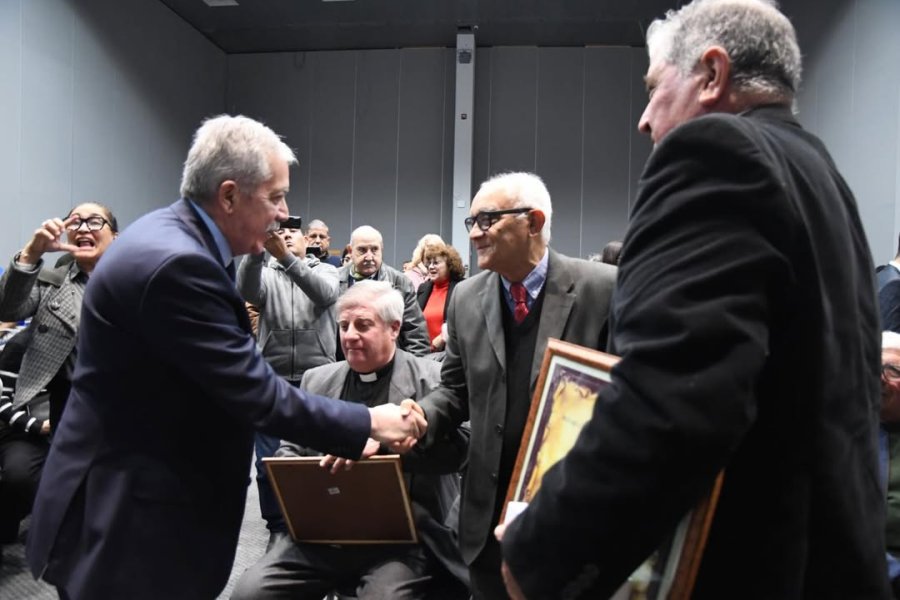 El padre «Pepe» Di Paola fue condecorado con el Premio al Servicio Distinguido en una ceremonia encabezada por el gobernador Elías Suárez El padre «Pepe» Di Paola fue condecorado con el Premio al Servicio Distinguido en una ceremonia encabezada por el gobernador Elías Suárez