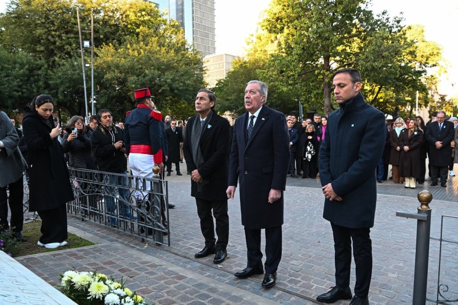 El gobernador Elías Suárez encabezó el acto central por el Día de la Bandera en la Plaza Libertad y destacó los ideales de solidaridad de Manuel Belgrano El gobernador Elías Suárez encabezó el acto central por el Día de la Bandera en la Plaza Libertad y destacó los ideales de solidaridad de Manuel Belgrano