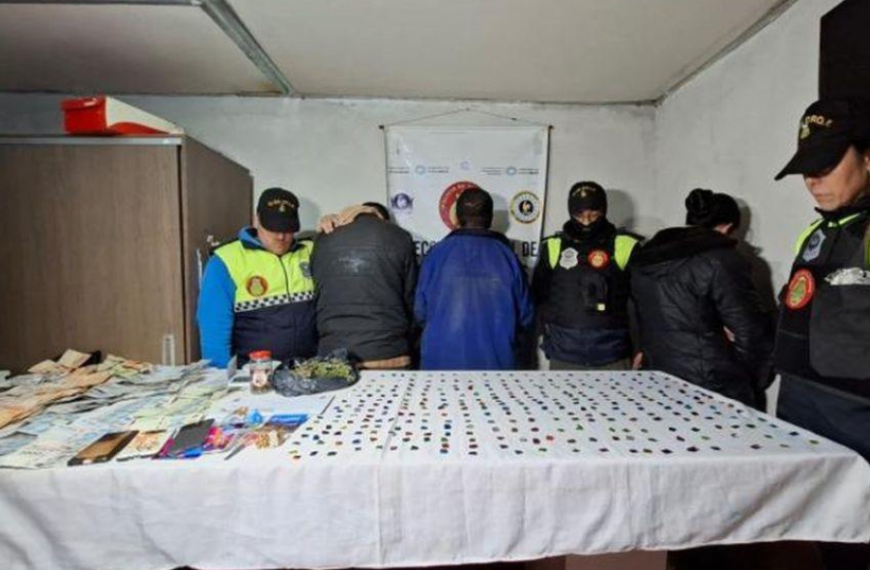 Golpe al búnker del pasaje Sánchez Bustamante: tres narcos con antecedentes cayeron en Villa 9 de Julio con cientos de «ravioles» y $1.500.000