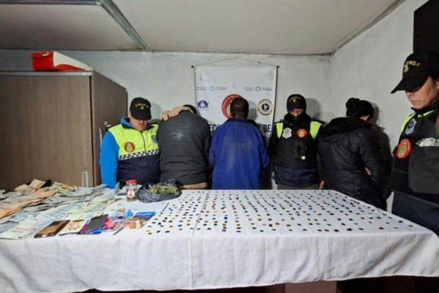 Golpe al búnker del pasaje Sánchez Bustamante: tres narcos con antecedentes cayeron en Villa 9 de Julio con cientos de «ravioles» y $1.500.000