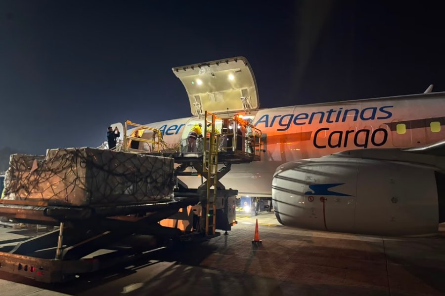 Aerolíneas Argentinas y LATAM operan un puente aéreo especial para el traslado de rescatistas, personal de salud e insumos a los centros de acopio logístico
