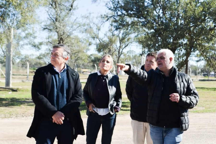 La comitiva de la cartera productiva evaluó la integración tecnológica del complejo porcino y los planes de expansión de la marca Tivarello en Estación Robles La comitiva de la cartera productiva evaluó la integración tecnológica del complejo porcino y los planes de expansión de la marca Tivarello en Estación Robles