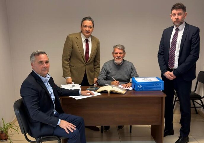 El frente oficialista inscribió la postulación ejecutiva del ingeniero Mario Ramón Santiago Benavente y oficializó la grilla legislativa ante el órgano electoral