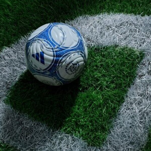 La Asociación del Fútbol Argentino oficializó el nuevo balón de Adidas que cuenta con certificación internacional y tecnología de termosellado para optimizar la trayectoria