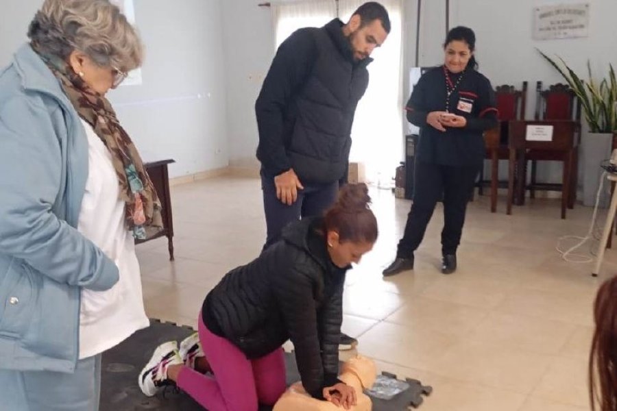 El cuerpo parlamentario coordinó con profesionales de la salud una instancia teórico-práctica para brindar herramientas de atención prehospitalaria a la comunidad