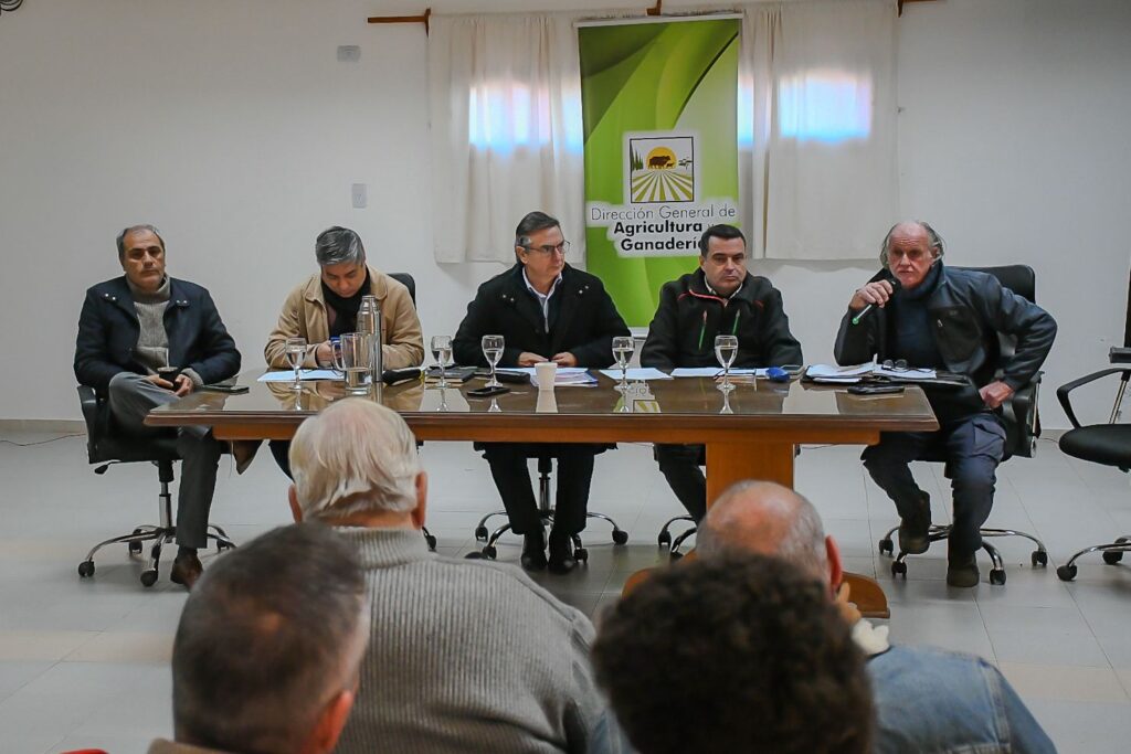 Autoridades de Producción se reunieron con miembros de la Coprosa en el Vivero San Carlos