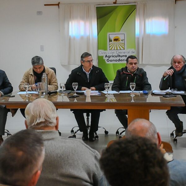 Autoridades de Producción se reunieron con miembros de la Coprosa en el Vivero San Carlos