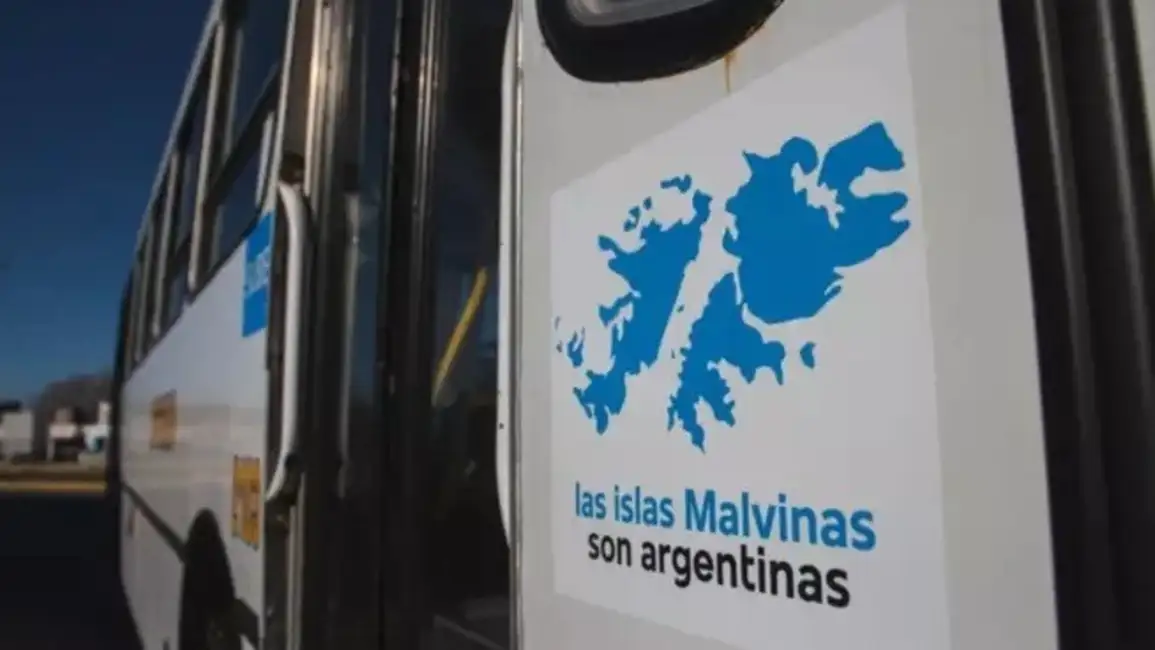 Denuncian el retiro de la leyenda sobre las Islas Malvinas en colectivos de pasajeros
