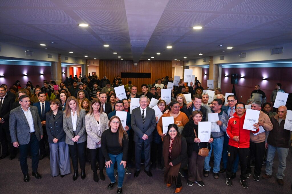EL GOBERNADOR ELÍAS SUÁREZ HIZO ENTREGA DE TÍTULOS DE PROPIEDAD A FAMILIAS DE LA BANDA