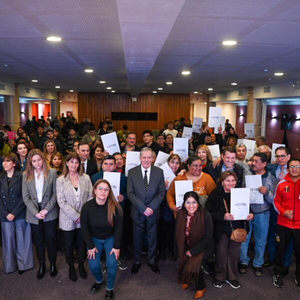 El Gobernador Suárez hizo entrega de títulos de propiedad a familias de La Banda