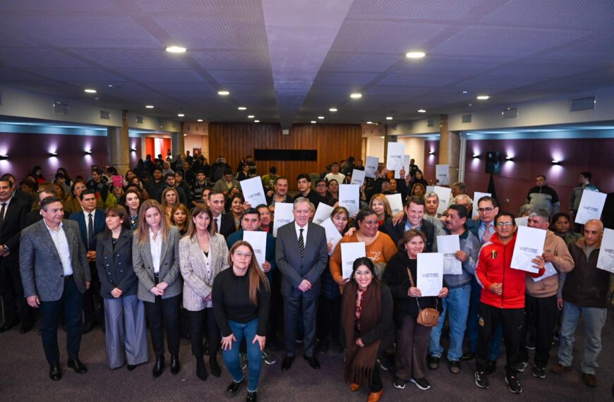 EL GOBERNADOR ELÍAS SUÁREZ HIZO ENTREGA DE TÍTULOS DE PROPIEDAD A FAMILIAS DE LA BANDA