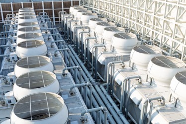La expansión de la infraestructura para inteligencia artificial incrementa los costos de la electricidad y complica las metas de descarbonización de las principales firmas tecnológicas