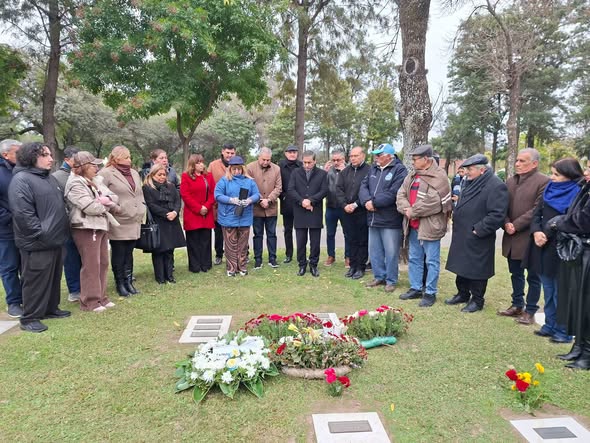 Militantes y autoridades del Partido Justicialista rindieron homenaje al exgobernador Carlos Arturo Juárez a 16 años de su fallecimiento Militantes y autoridades del Partido Justicialista rindieron homenaje al exgobernador Carlos Arturo Juárez a 16 años de su fallecimiento