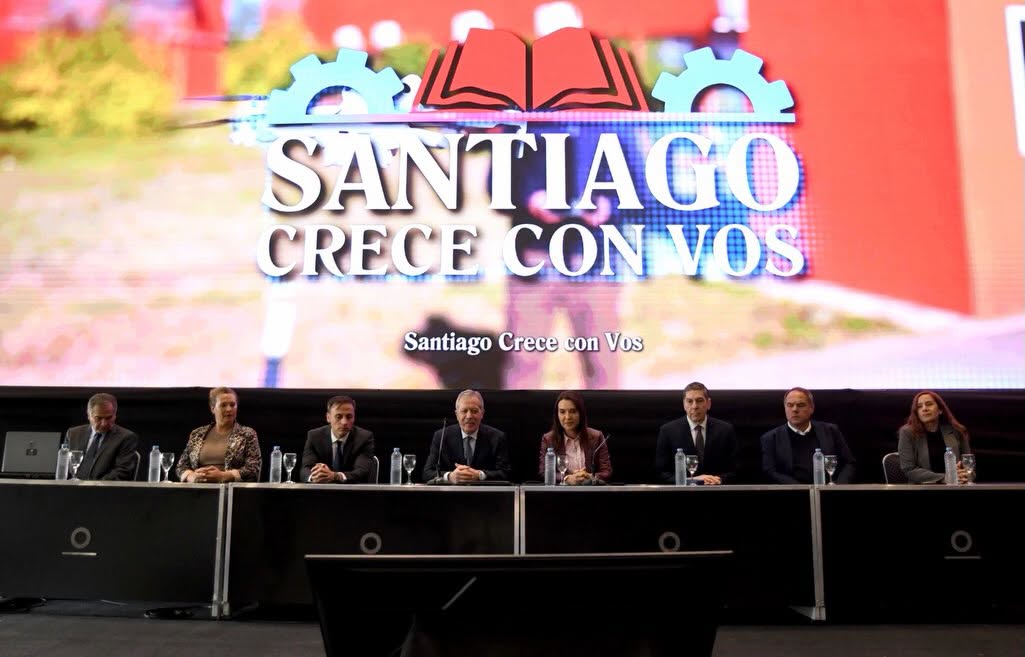 El gobernador Elías Suárez celebró la graduación de 1200 jóvenes en el programa Santiago Crece con Vos y anunció la ampliación de cupos El gobernador Elías Suárez celebró la graduación de 1200 jóvenes en el programa Santiago Crece con Vos y anunció la ampliación de cupos