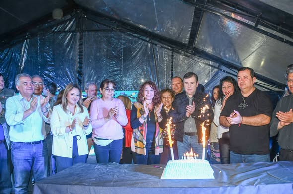 Norma Fuentes y Mario Benavente distinguieron la trayectoria de la Marcha de las Cuerdas y los Fuelles Santiagueños Norma Fuentes y Mario Benavente distinguieron la trayectoria de la Marcha de las Cuerdas y los Fuelles Santiagueños