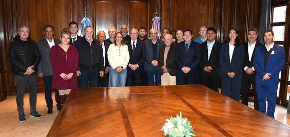 Candidatos a intendentes del peronismo y José Emilio Neder mantuvieron una reunión de trabajo con el gobernador Elías Suárez Candidatos a intendentes del peronismo y José Emilio Neder mantuvieron una reunión de trabajo con el gobernador Elías Suárez