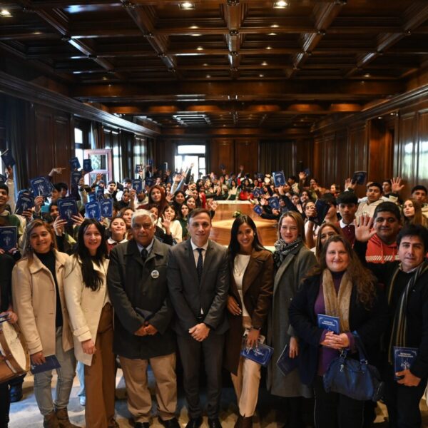 El Jefe de Gabinete recibió en Casa de Gobierno a estudiantes de los departamentos Banda y Robles