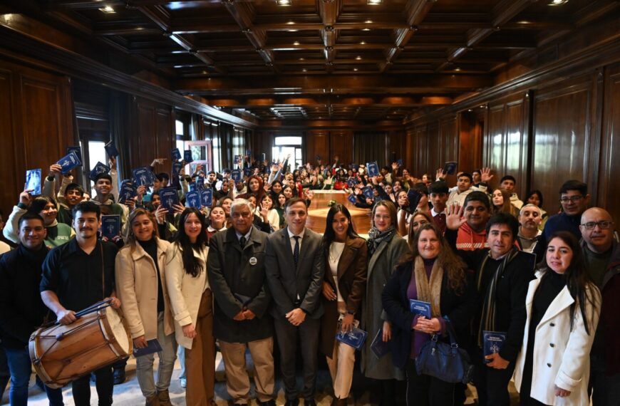 El Jefe de Gabinete recibió en Casa de Gobierno a estudiantes de los departamentos Banda y Robles