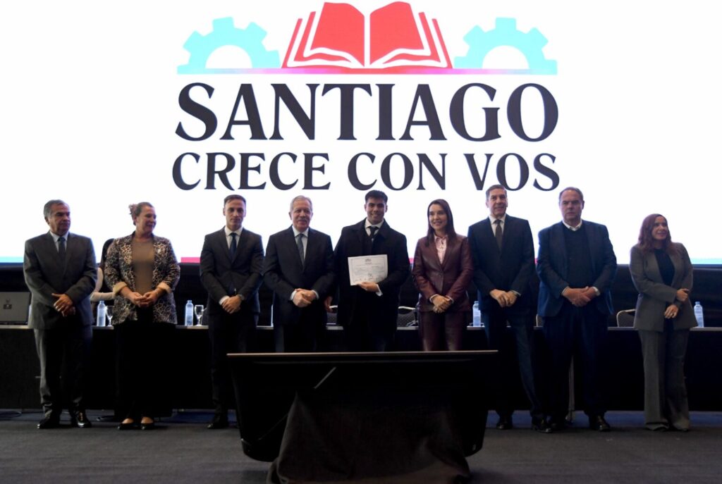 El Gobernador Elías Suárez fue parte de la entrega certificados a los primeros egresados del programa “Santiago Crece con Vos”