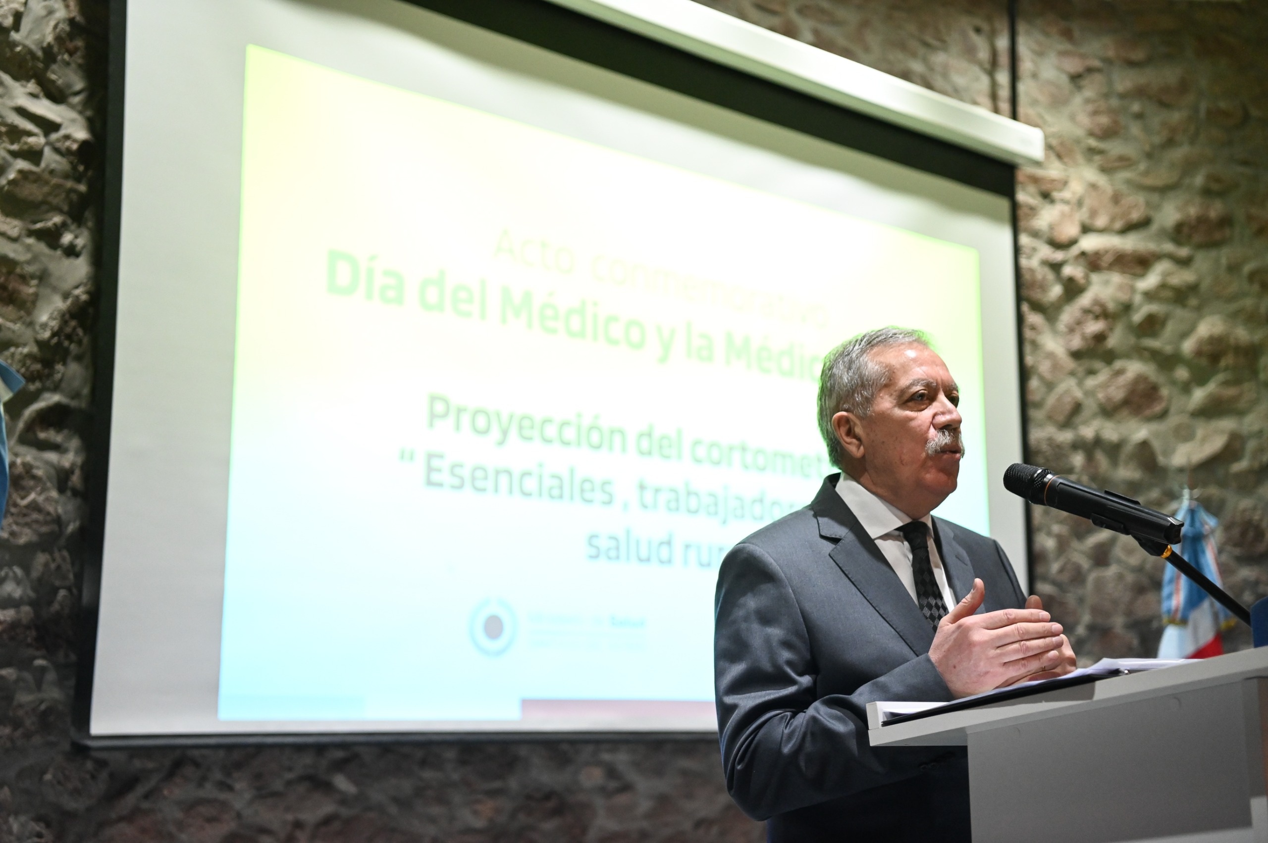 El Gobernador presidió el acto central por el Día del Médico y ratificó el compromiso del estado con el arraigo de la salud pública rural