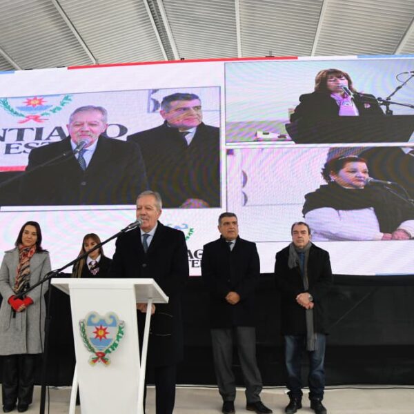 El Gobernador Elías Súarez inauguró en forma simultánea importantes obras en tres instituciones educativas del departamento Banda