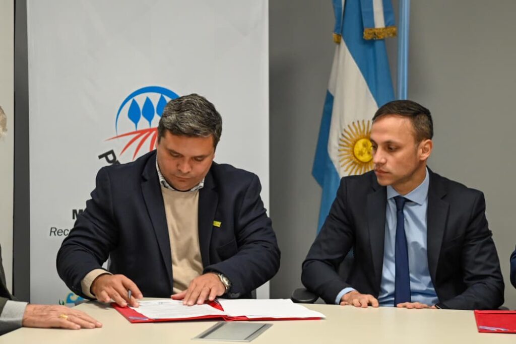 El Gobierno provincial firmó un convenio con el Colegio de Ingenieros Agrónomos para fortalecer las Agencias de Desarrollo Territorial El Gobierno provincial firmó un convenio con el Colegio de Ingenieros Agrónomos para fortalecer las Agencias de Desarrollo Territorial