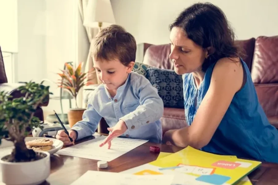 La Comisión de Educación de la Cámara de Diputados evalúa el proyecto que exime de la asistencia presencial y delega la enseñanza en los padres La Comisión de Educación de la Cámara de Diputados evalúa el proyecto que exime de la asistencia presencial y delega la enseñanza en los padres