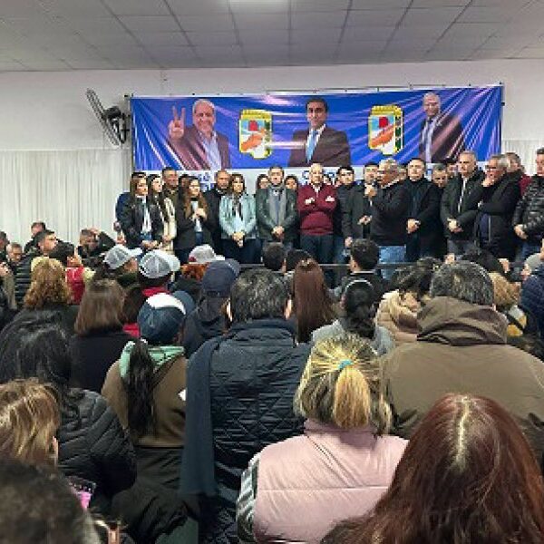 El vicegobernador Carlos Silva Neder y el senador José Emilio Neder encabezaron el plenario de dirigentes y militantes que unificó la estrategia oficialista en la ciudad loretana