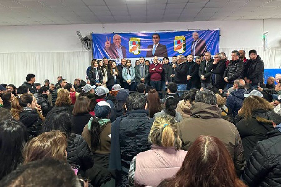 El vicegobernador Carlos Silva Neder y el senador José Emilio Neder encabezaron el plenario de dirigentes y militantes que unificó la estrategia oficialista en la ciudad loretana El vicegobernador Carlos Silva Neder y el senador José Emilio Neder encabezaron el plenario de dirigentes y militantes que unificó la estrategia oficialista en la ciudad loretana