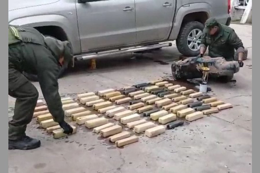 Efectivos de Gendarmería Nacional interceptaron el cargamento sobre la Ruta Provincial 30 durante un control de rutina que culminó con la detención de un ciudadano salteño