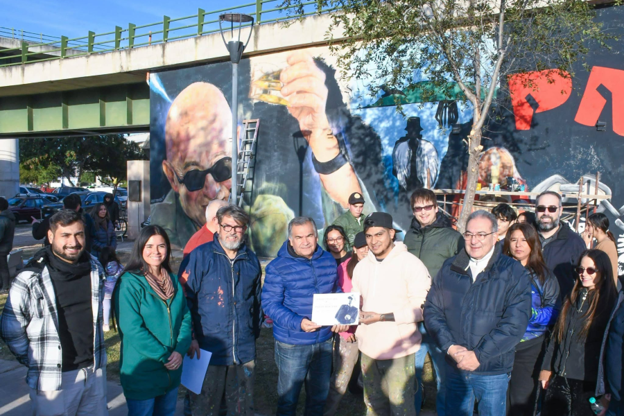 El secretario de Coordinación de Gabinete Mario Benavente encabezó la comitiva comunal que recorrió el Paseo de los Food Trucks en el marco del aniversario de la ciudad El secretario de Coordinación de Gabinete Mario Benavente encabezó la comitiva comunal que recorrió el Paseo de los Food Trucks en el marco del aniversario de la ciudad