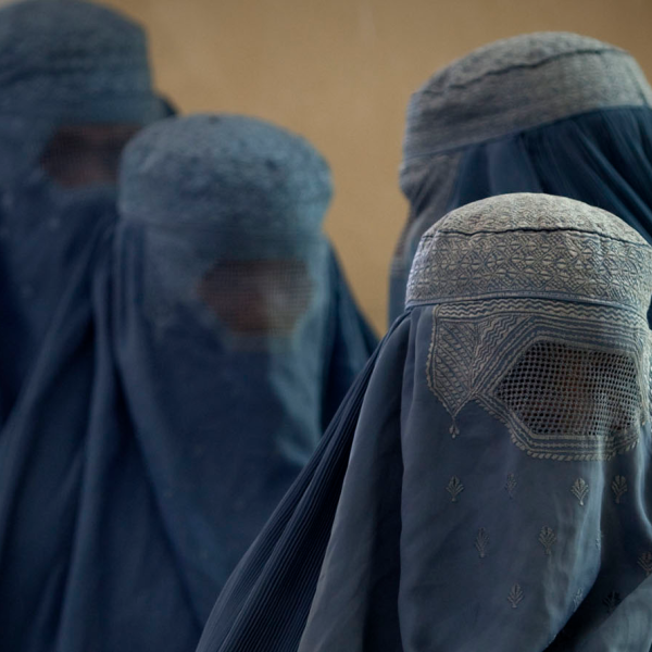 Un análisis sociopolítico detalla las variables históricas, institucionales y culturales que condicionan la autonomía femenina y los procesos de reforma en la región