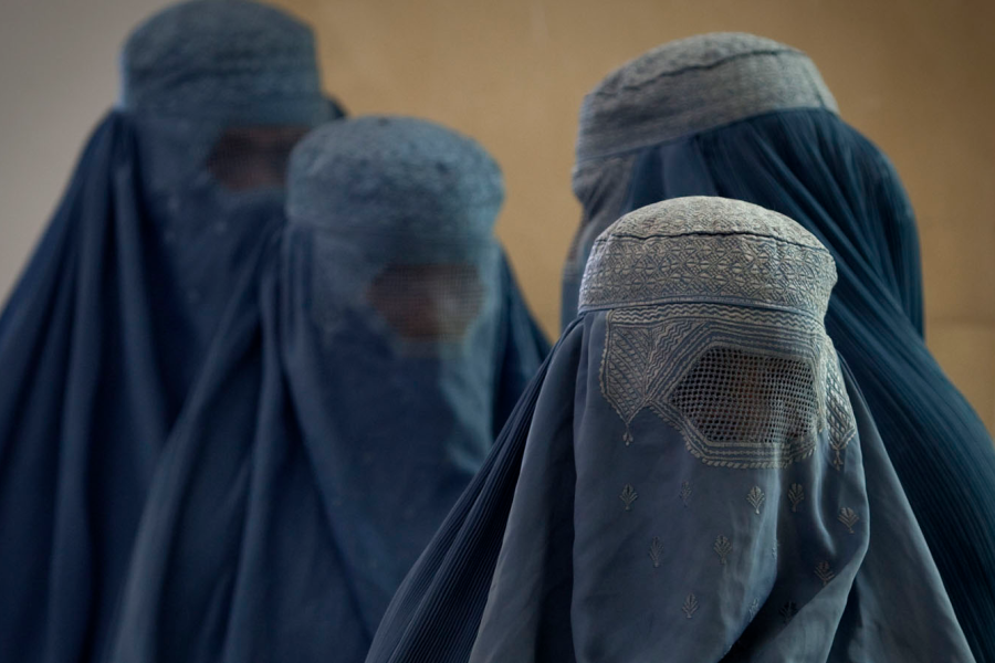 Un análisis sociopolítico detalla las variables históricas, institucionales y culturales que condicionan la autonomía femenina y los procesos de reforma en la región