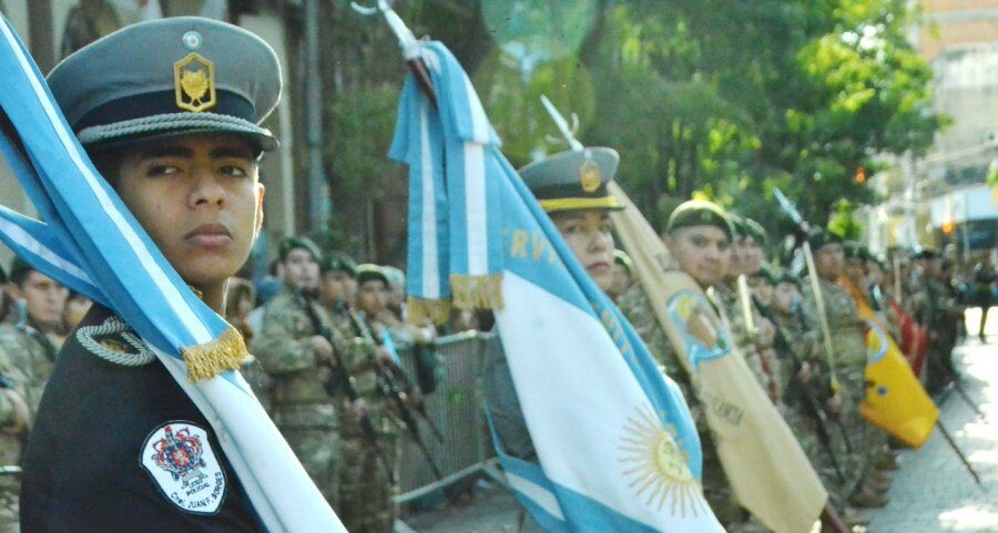Una multitud acompañó el paso de las delegaciones escolares y los cuerpos de seguridad sobre la calle Libertad en una nueva conmemoración de la soberanía nacional