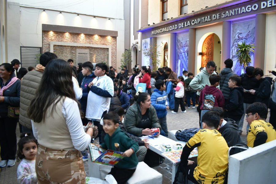 La Municipalidad de la Capital organiza un espacio de encuentro y recreación gratuito para el intercambio de figuritas frente a la Plaza Libertad
