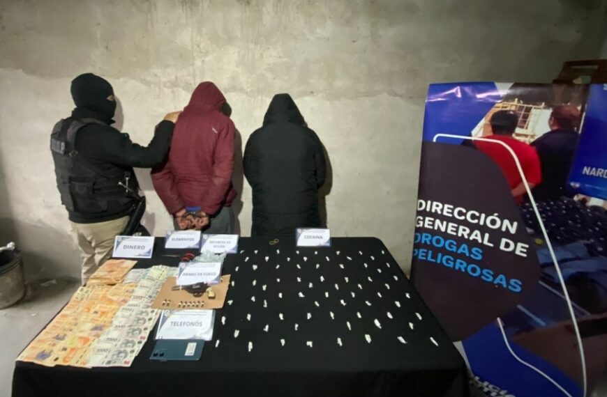 Efectivos de la Dirección General de Drogas Peligrosas descubrieron al evadido de la Justicia durante el desmantelamiento de un punto de venta de estupefacientes en el barrio Paraíso