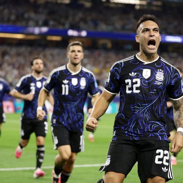 La FIFA confirmó que la Selección argentina lucirá su indumentaria alternativa negra y azul en el cruce definitivo frente a Inglaterra