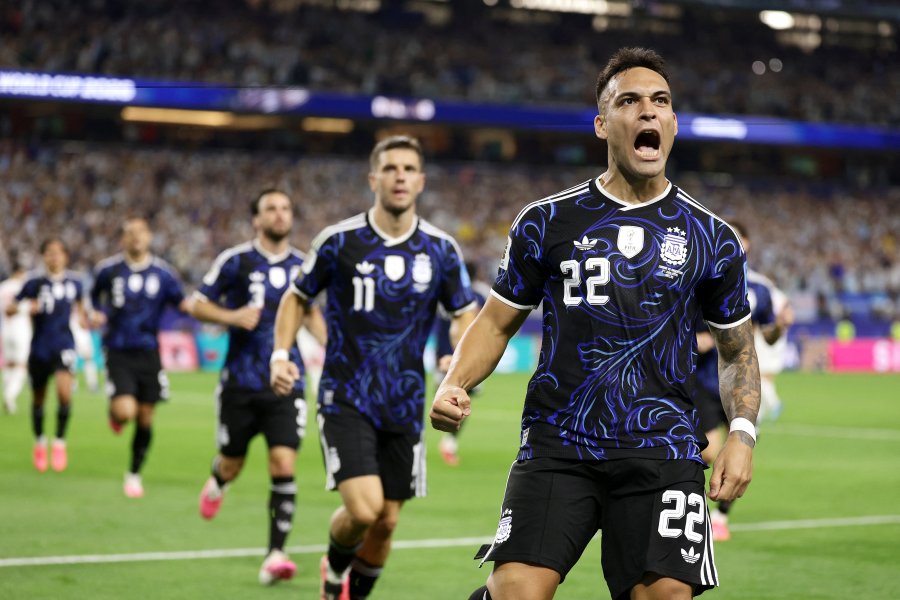 La FIFA confirmó que la Selección argentina lucirá su indumentaria alternativa negra y azul en el cruce definitivo frente a Inglaterra La FIFA confirmó que la Selección argentina lucirá su indumentaria alternativa negra y azul en el cruce definitivo frente a Inglaterra