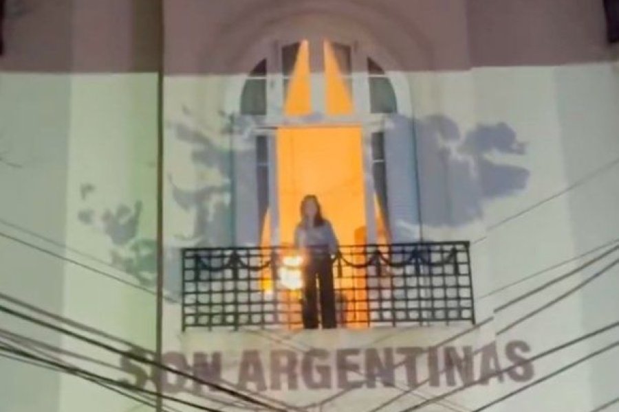 Cristina Kirchner saludó desde su balcón a los militantes que se concentraron para festejar el pase de la Selección a la final