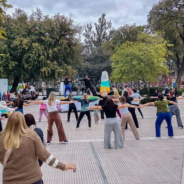 Las Termas de Río Hondo impulsa actividades recreativas al aire libre con clases abiertas de ritmos latinos en la Plaza San Martín