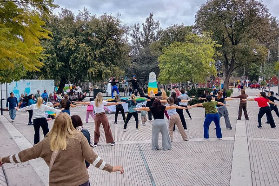 Las Termas de Río Hondo impulsa actividades recreativas al aire libre con clases abiertas de ritmos latinos en la Plaza San Martín Las Termas de Río Hondo impulsa actividades recreativas al aire libre con clases abiertas de ritmos latinos en la Plaza San Martín