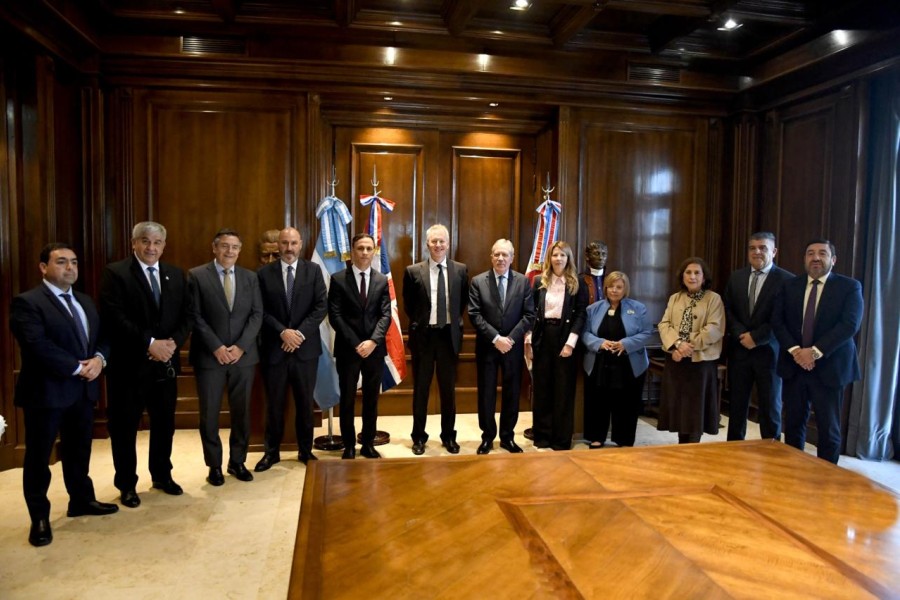 El gobernador Elías Suárez recibió al embajador del Reino Unido en Casa de Gobierno para fortalecer la cooperación bilateral El gobernador Elías Suárez recibió al embajador del Reino Unido en Casa de Gobierno para fortalecer la cooperación bilateral