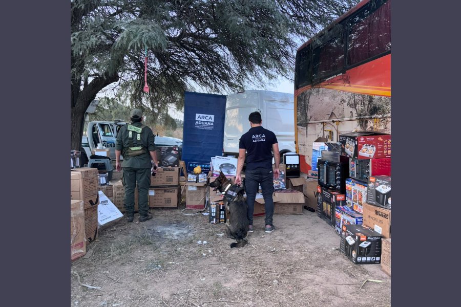 Gendarmería secuestró mercadería de contrabando valuada en $400 millones en la Ruta 34 Gendarmería secuestró mercadería de contrabando valuada en $400 millones en la Ruta 34