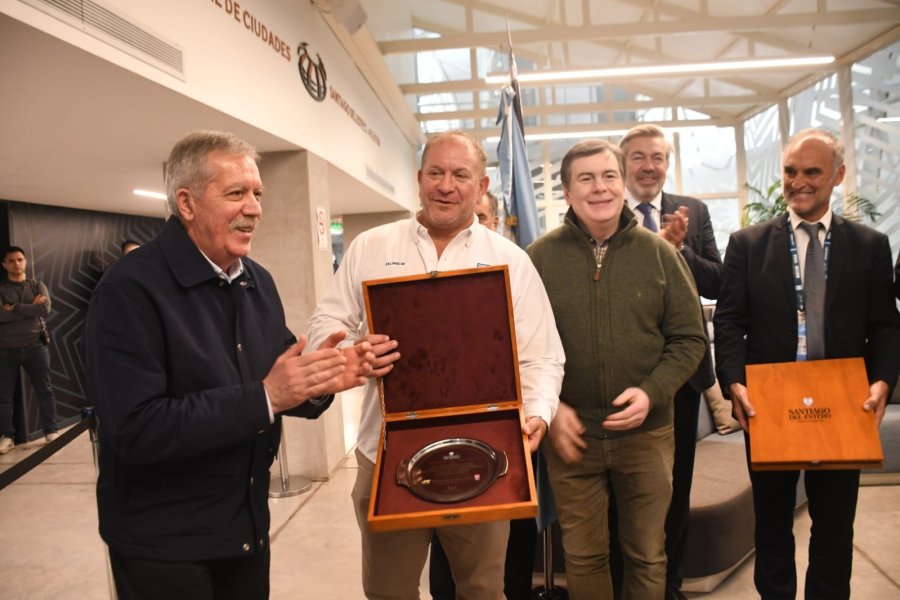 El gobernador Elías Suárez distinguió al embajador del Reino Unido y a dirigentes del rugby en el Estadio Único El gobernador Elías Suárez distinguió al embajador del Reino Unido y a dirigentes del rugby en el Estadio Único