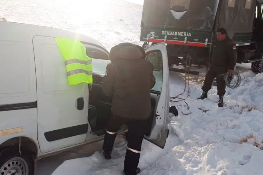 Efectivos de Gendarmería Nacional rescataron a 23 montañistas aislados por un histórico temporal de nieve en Mendoza Efectivos de Gendarmería Nacional rescataron a 23 montañistas aislados por un histórico temporal de nieve en Mendoza