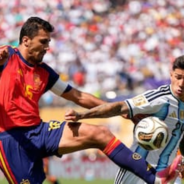 Argentina luchó con el alma con diez jugadores pero España se llevó la final en el suplementario