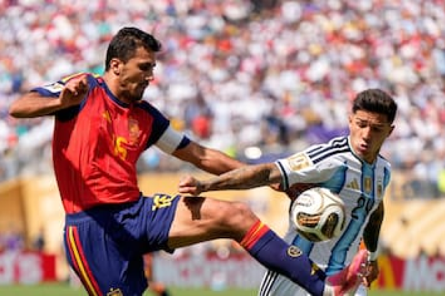 Argentina luchó con el alma con diez jugadores pero España se llevó la final en el suplementario Argentina luchó con el alma con diez jugadores pero España se llevó la final en el suplementario